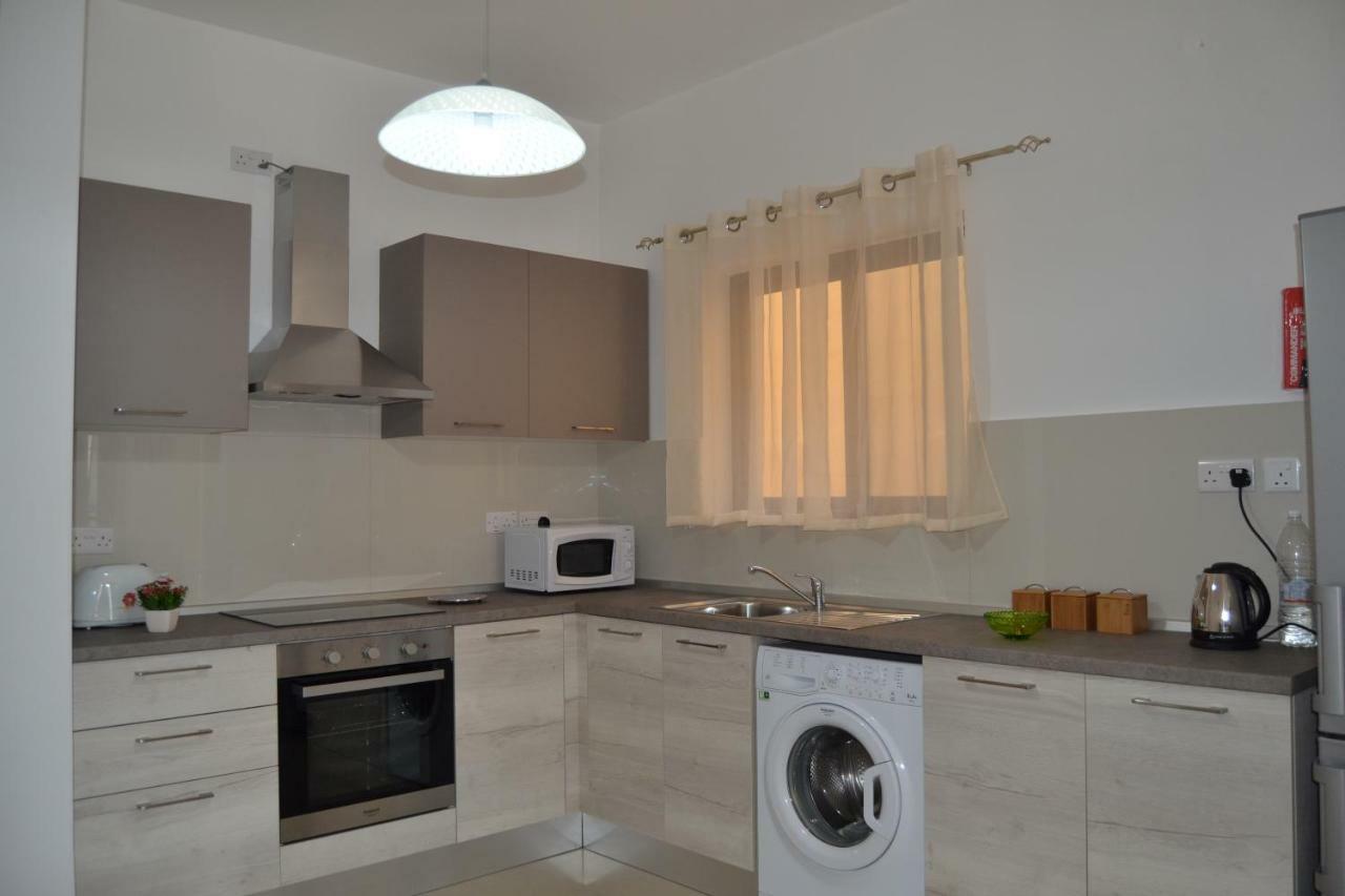 Town Centre Bright & Spacious 3 Bedroom